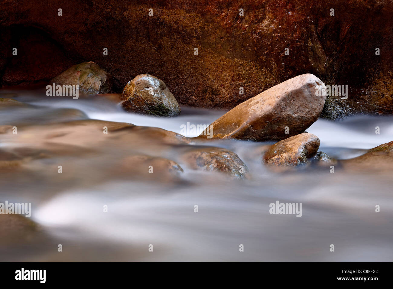 Las rocas redondas en el Virgin River cerca del Estrecho, el Parque Nacional de Zion, Utah, Estados Unidos de América Foto de stock