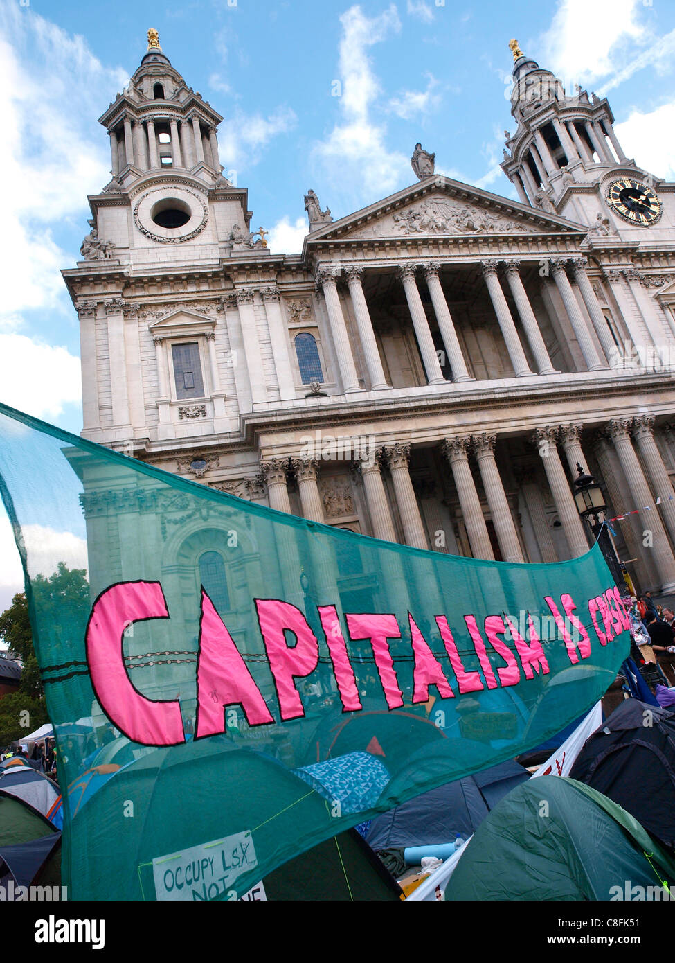 21/ 10/ 2011, Londres: Manifestantes siguen ocupando la iglesia de St Paul's Yard en ocupar la Bolsa de Londres campaña. Foto de stock