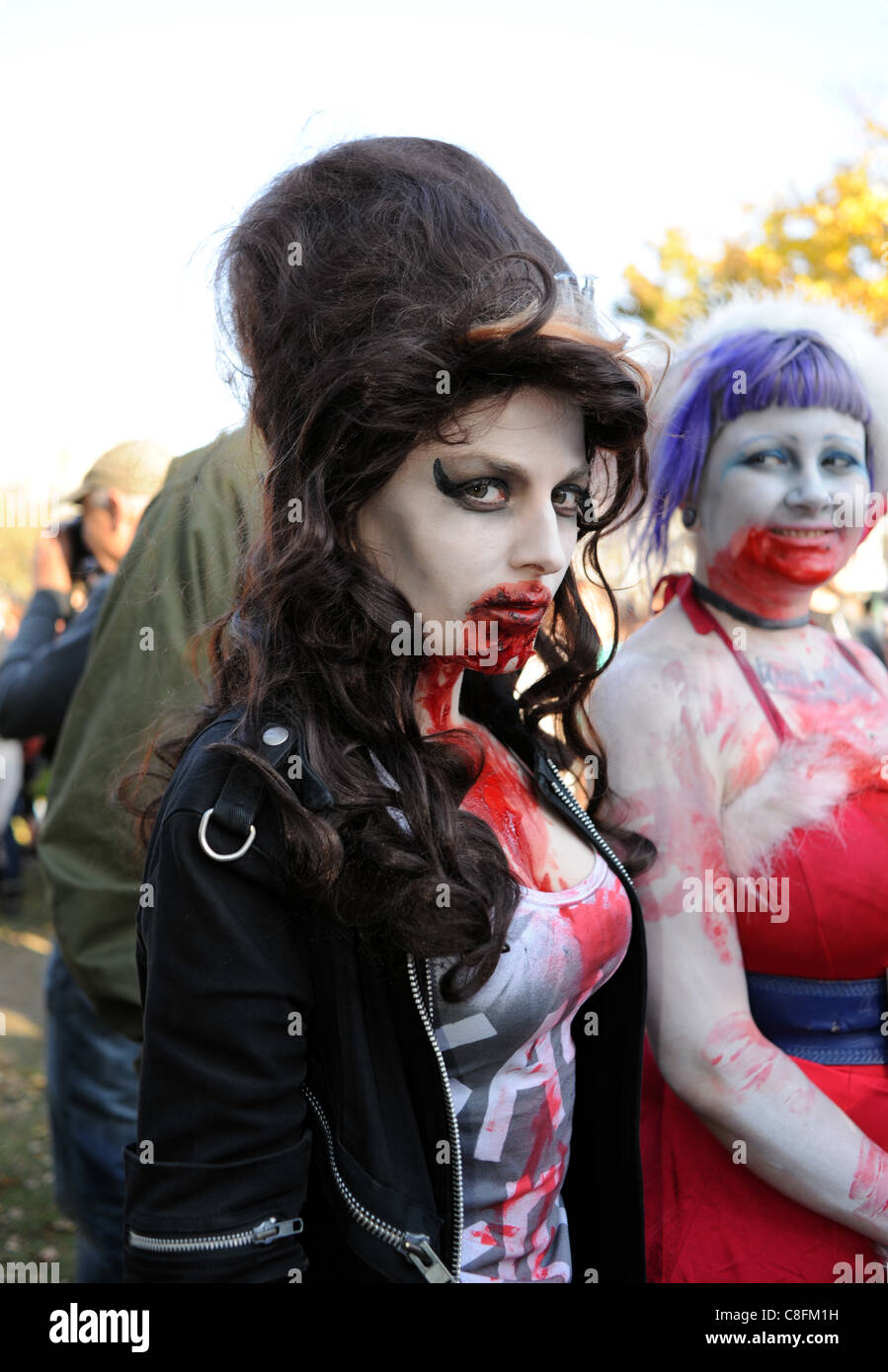 Miles de personas vestidas como Zombies tomó parte en la Playa de los  Muertos Zombie caminando por el centro de la ciudad de Brighton hoy este  joven es un Amy Winehouse lookalike