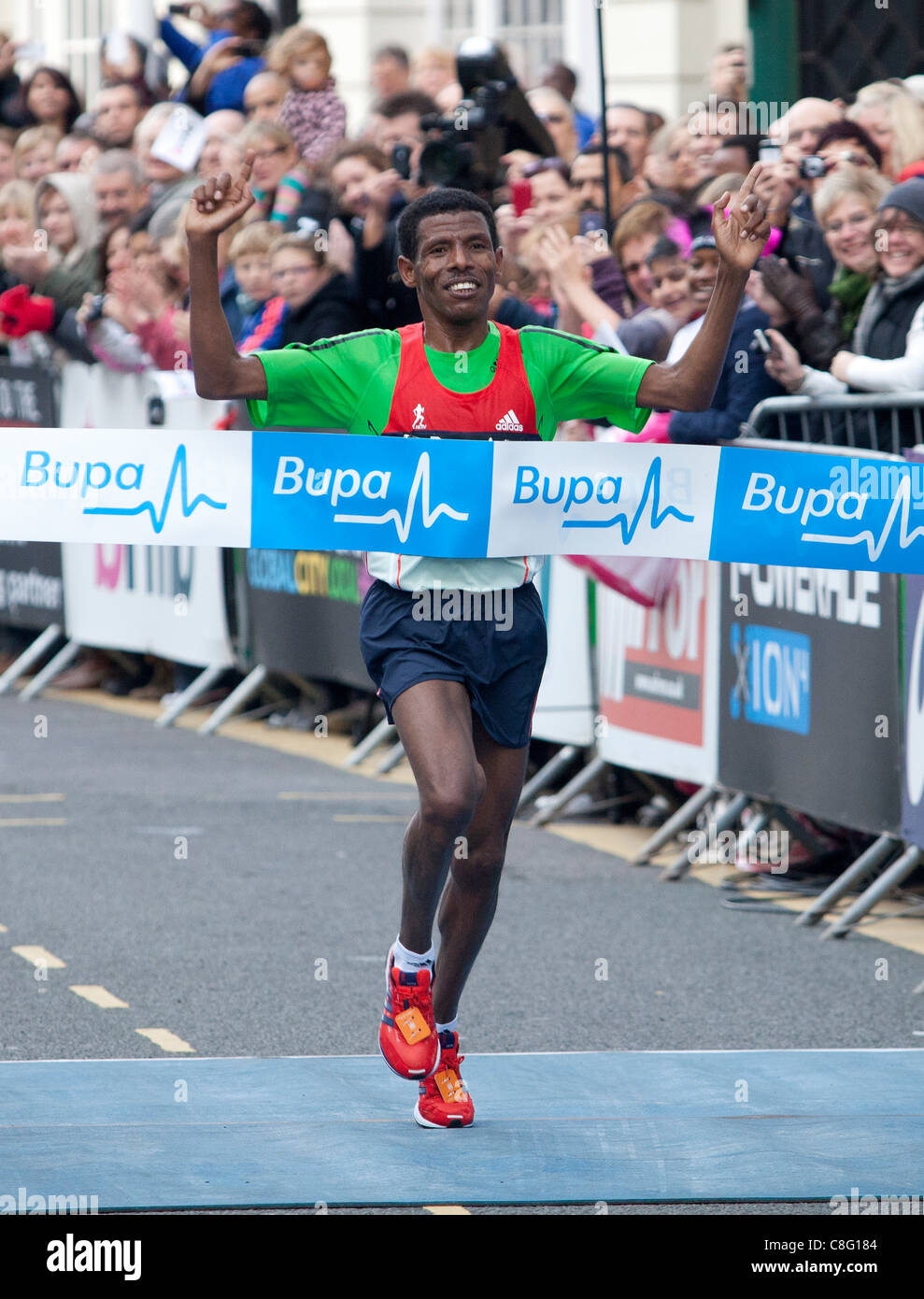 Corredor etíope Haile Gebrselassie gana el Bupa Gran Birmingham,  Birmingham, West Midlands, Reino Unido. La Media Maratón fue correr  alrededor de las calles de Birmingham Fotografía de stock - Alamy