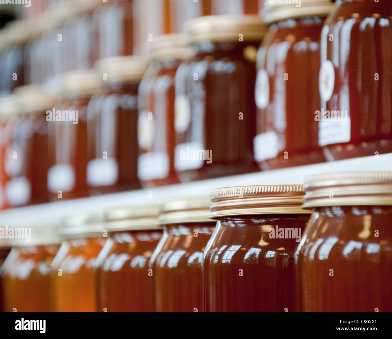 Los tarros de miel en exhibición en un show de miel Foto de stock