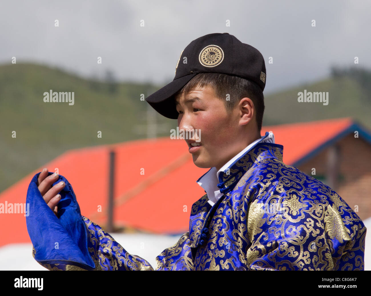 En la juventud de Mongolia Naadam Tsetserleg cabalga al estadio vistiendo el traje tradicional. Foto de stock