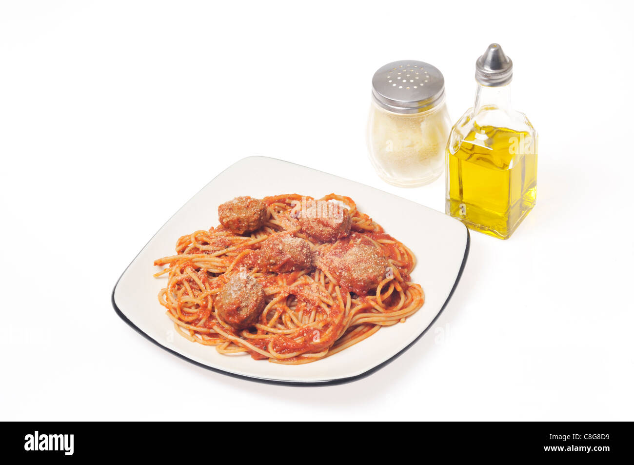 El trigo entero cocido espaguetis y albóndigas con queso parmesano sobre placa blanca sobre fondo blanco, recorte. Foto de stock