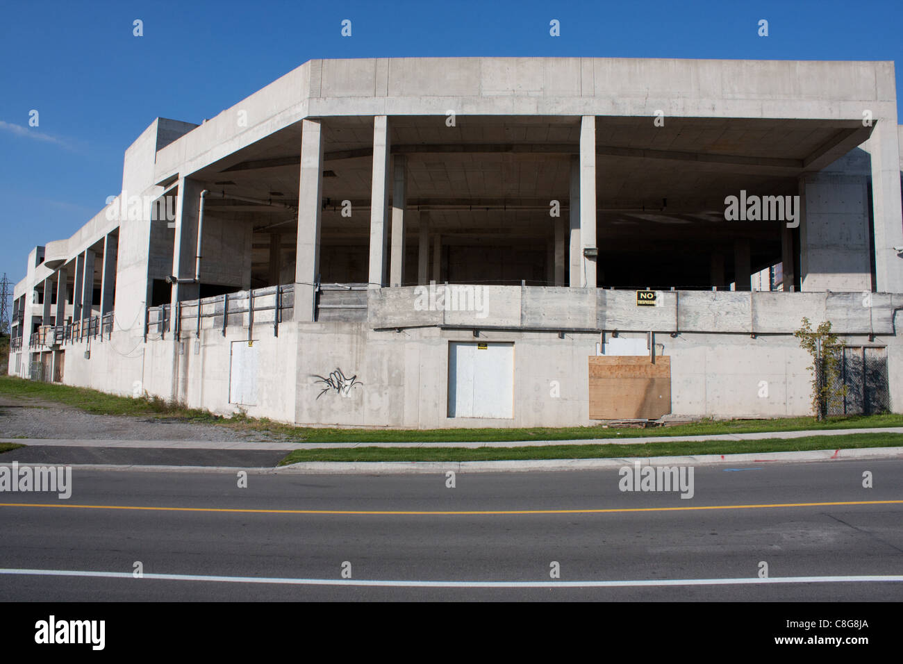 Edificio de hormigón vacías abandonadas Foto de stock