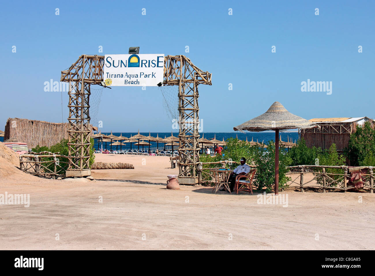 La entrada a la playa del Hotel Sunrise Tirana en el Mar Rojo, Sharm El Sheikh, Egipto Foto de stock
