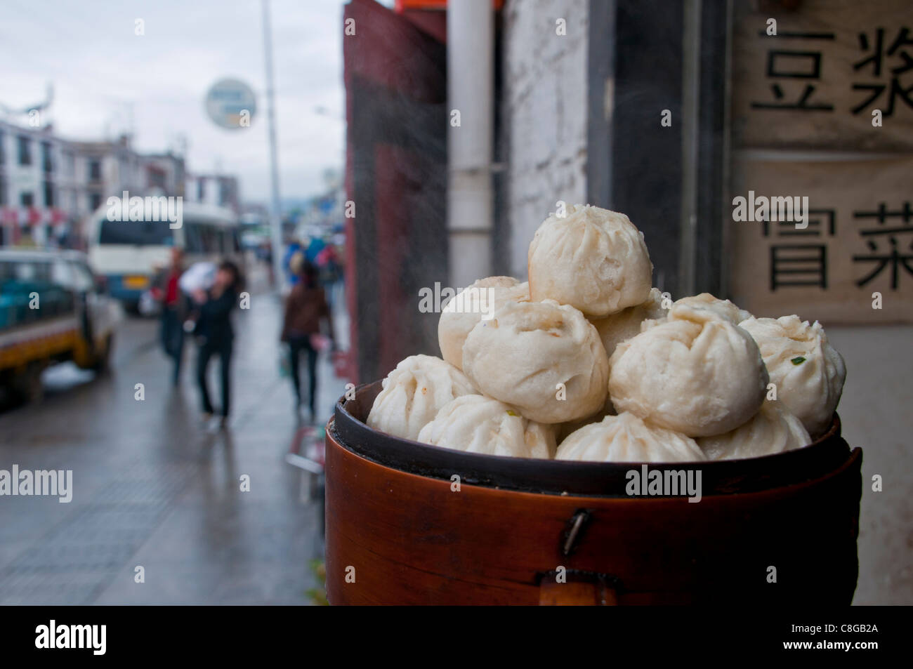Los Dumplings a la venta en un restaurante en Lhasa, Tibet, China Foto de stock