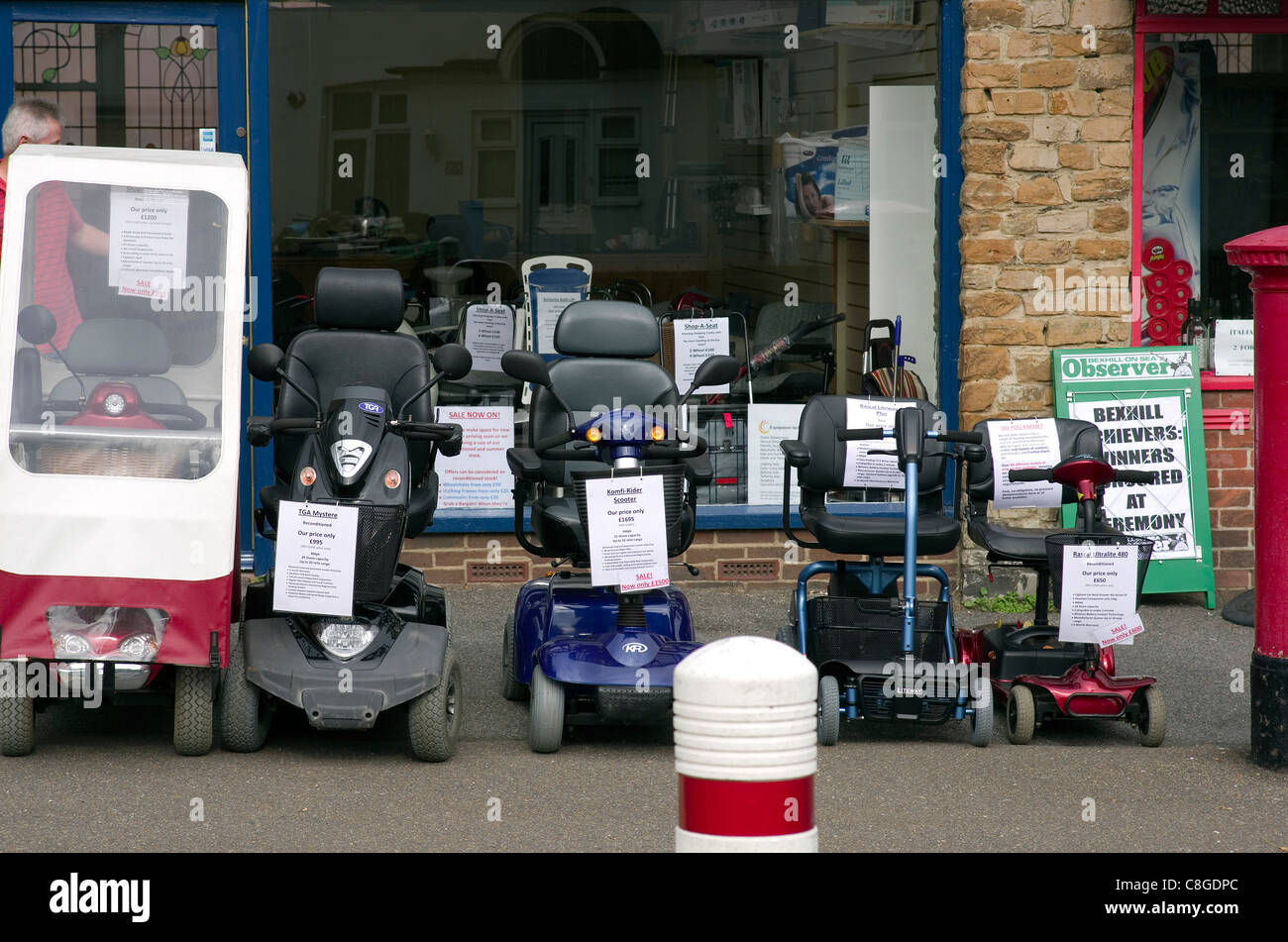Visualización de scooters de movilidad en un Oeste Bexhill tienda en East Sussex. Foto de stock