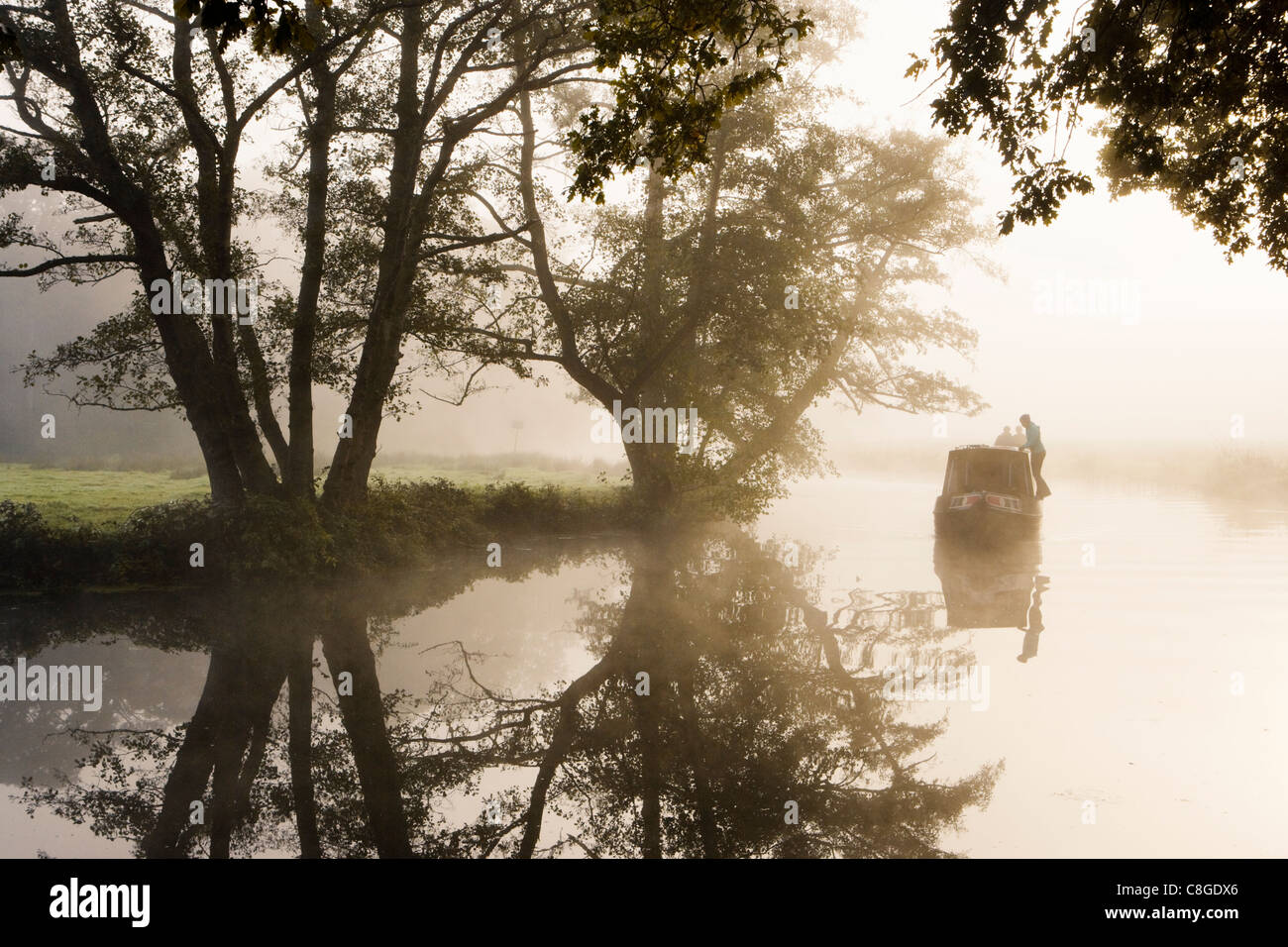Misty dawn - lancha sobre el río Wey en Pyrford, Surrey, Reino Unido. Foto de stock