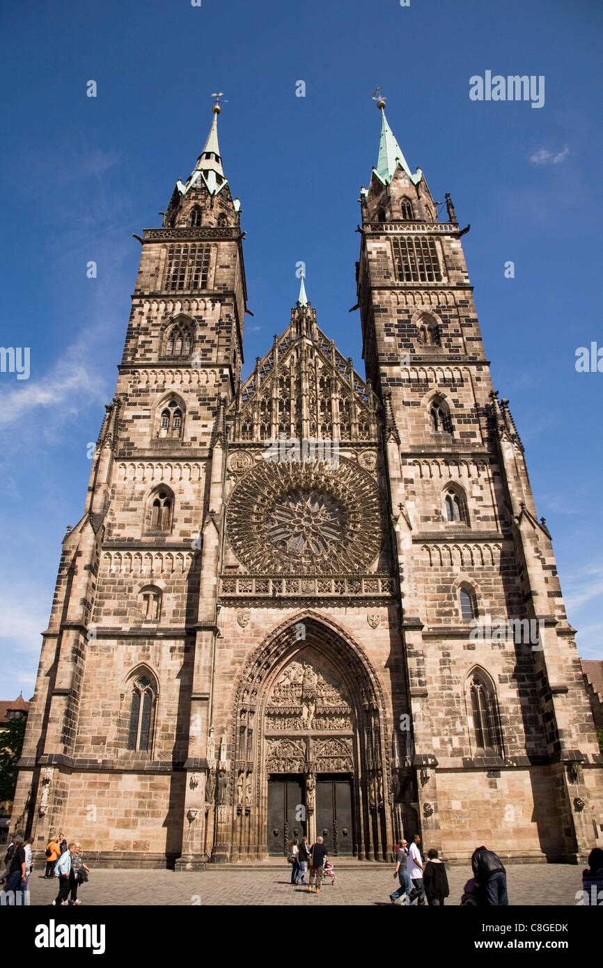 La época medieval de estilo gótico, la Iglesia de St. Lorenz, uno de los templos más importantes en Nuremberg, Baviera, Alemania Foto de stock