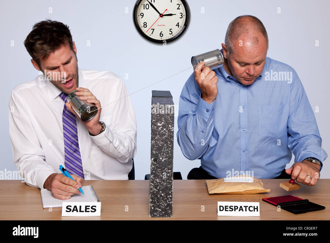 Divertido foto mostrando la realidad detrás de las escenas de los departamentos de ventas y despacho para pequeñas empresas. Foto de stock