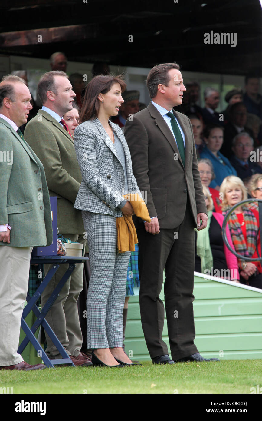Pueblo de Braemar, Escocia. El Primer Ministro del Reino Unido, David Cameron, con su esposa Samantha en el 2011 Braemar Recopilación de juegos. Foto de stock
