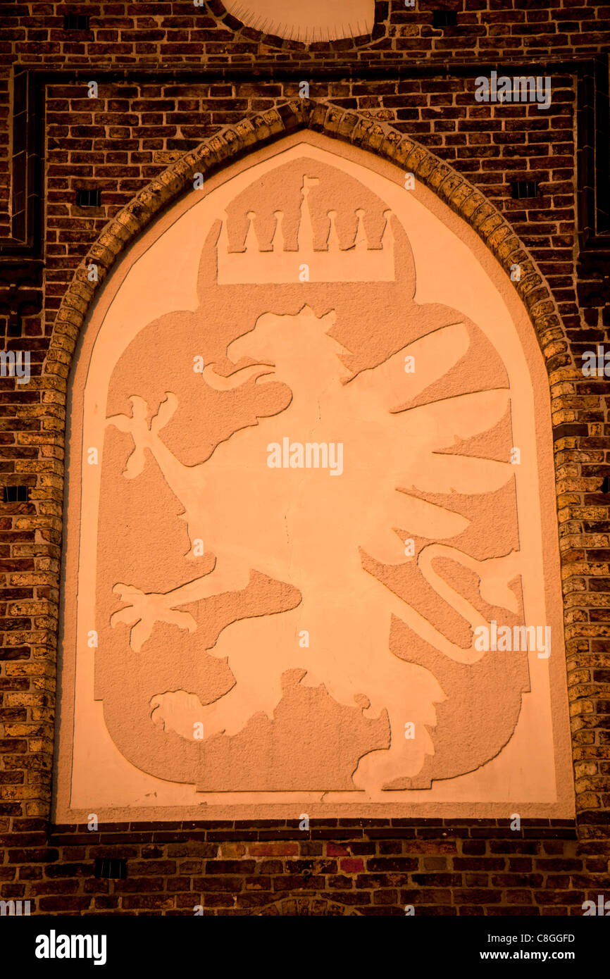 Escudo de armas en la puerta de la ciudad, Kroepeliner Tor, Rostock, Mecklenburg-Vorpommern, Alemania Foto de stock