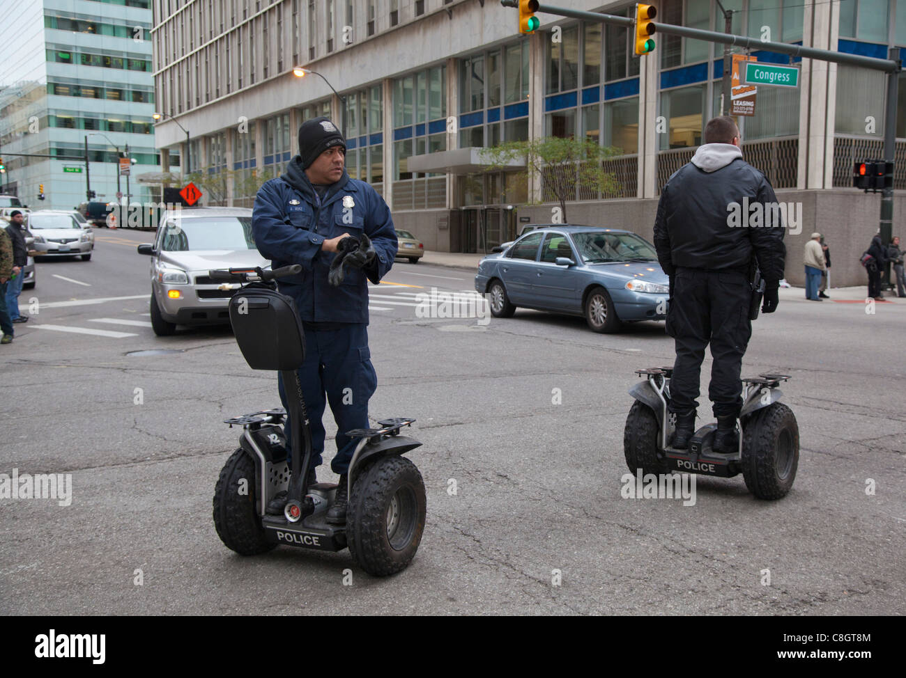 Detroit, Michigan - la policía patrulla las calles céntricas en vehículos de transporte personal Segway. Foto de stock