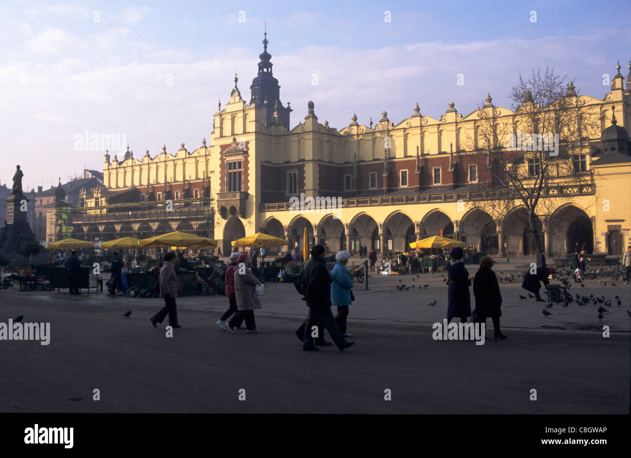 Cracovia, Polonia. Stare Miasto; la plaza de la Ciudad Vieja con puestos de mercado, el Sukiennice (Sukiennice). Foto de stock