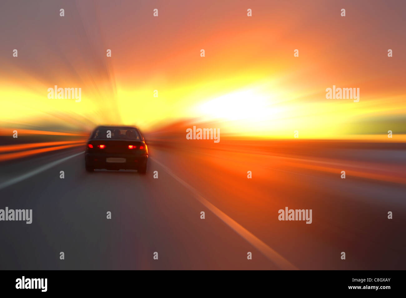 Coche al atardecer en la carretera Foto de stock