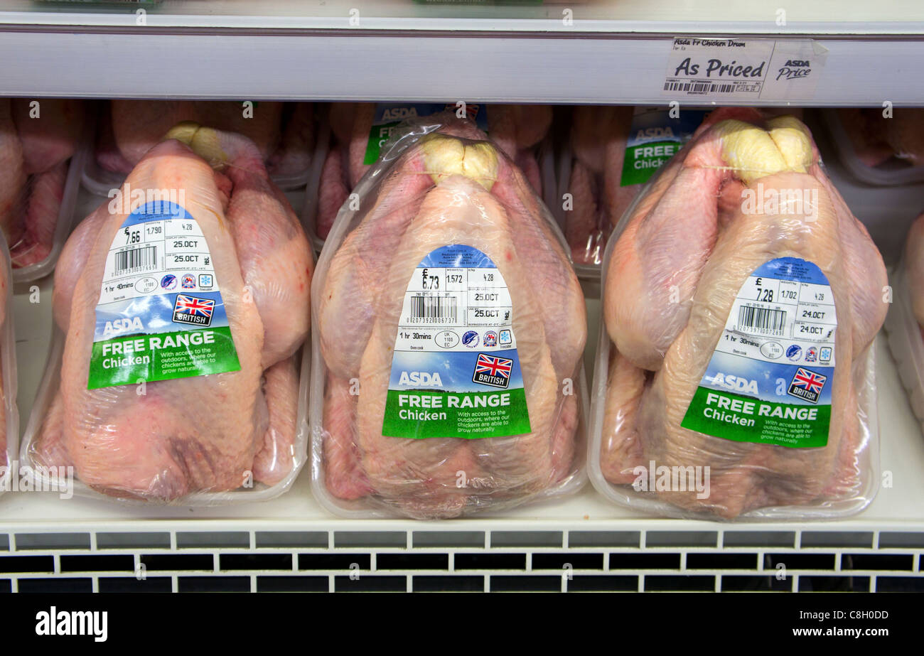 Free Range pollos a la venta en una tienda Asda, reino unido Foto de stock