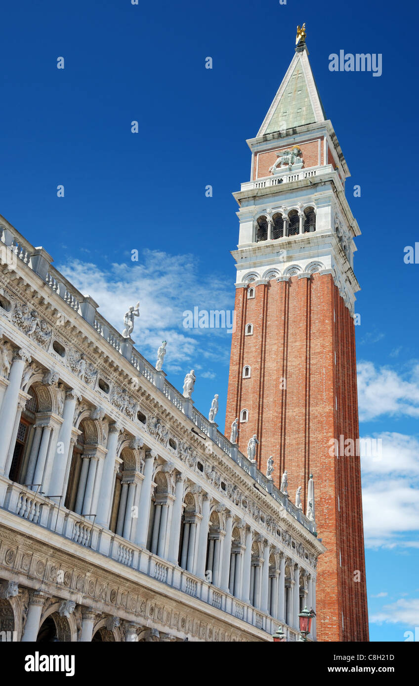 La Biblioteca Nazionale Marciana (Biblioteca Nacional de San Marcos) y Campanile di San Marco en Venecia, Italia. Foto de stock