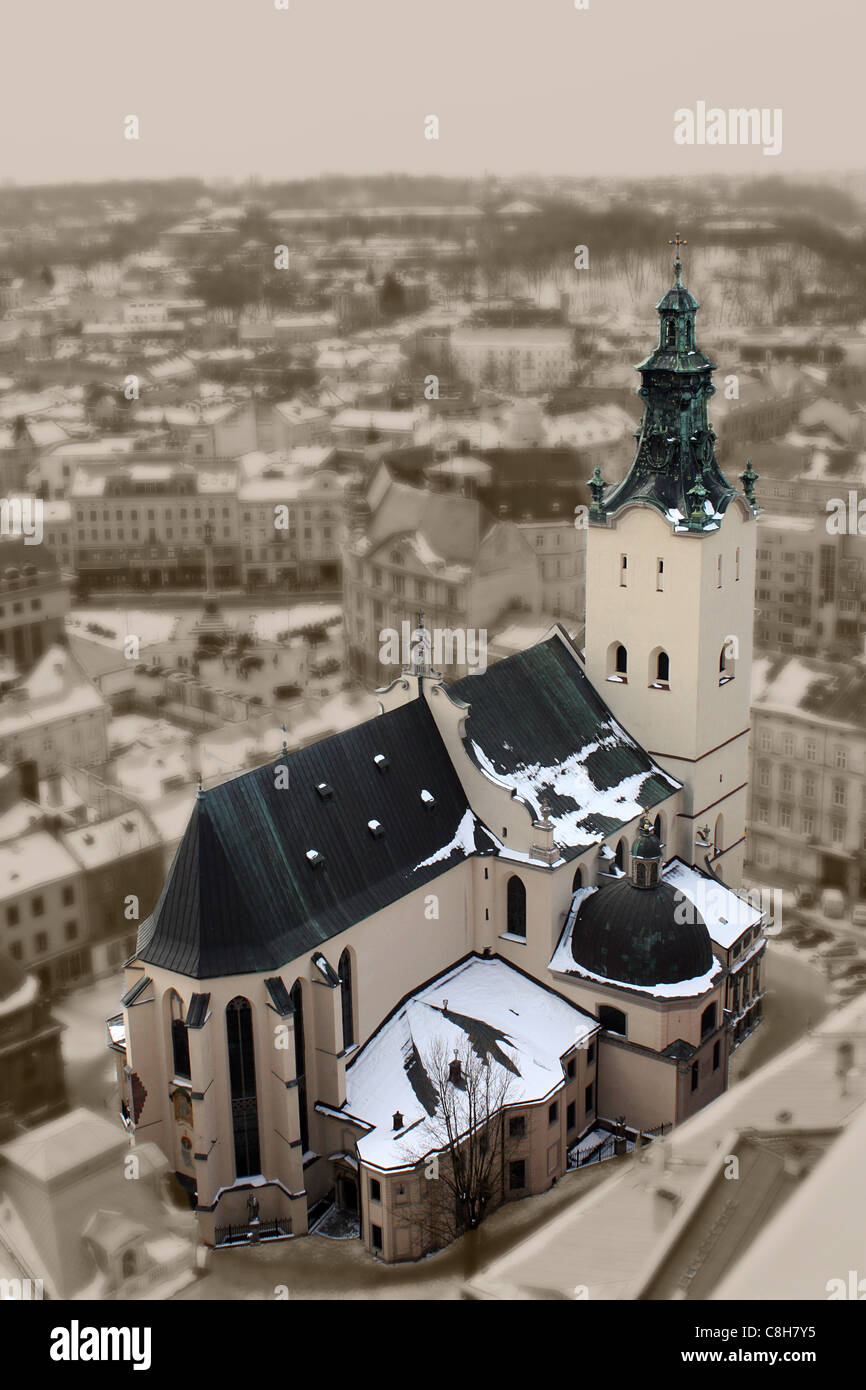 Vista de pájaro en Lviv, Catedral Latina Foto de stock