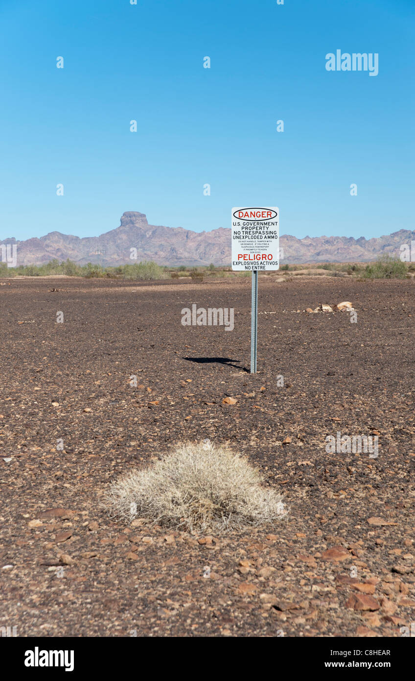 Un signo de advertencia sobre la Ruta 95, cerca del Yuma Proving Grounds cerca de Yuma, Arizona, EE.UU. Foto de stock