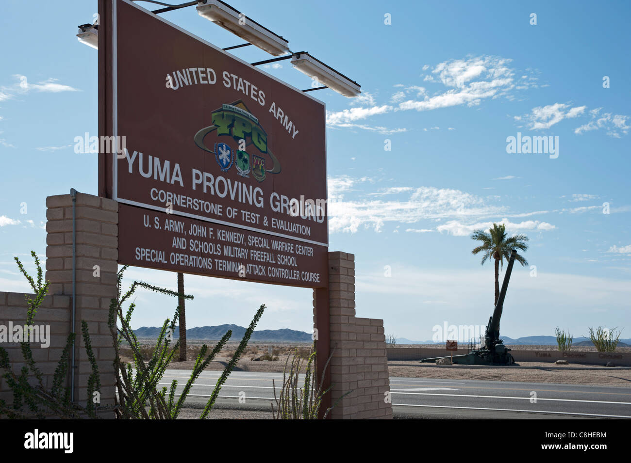 La señal en la entrada principal de Yuma Proving Grounds cerca de Yuma, Arizona, EE.UU. Foto de stock