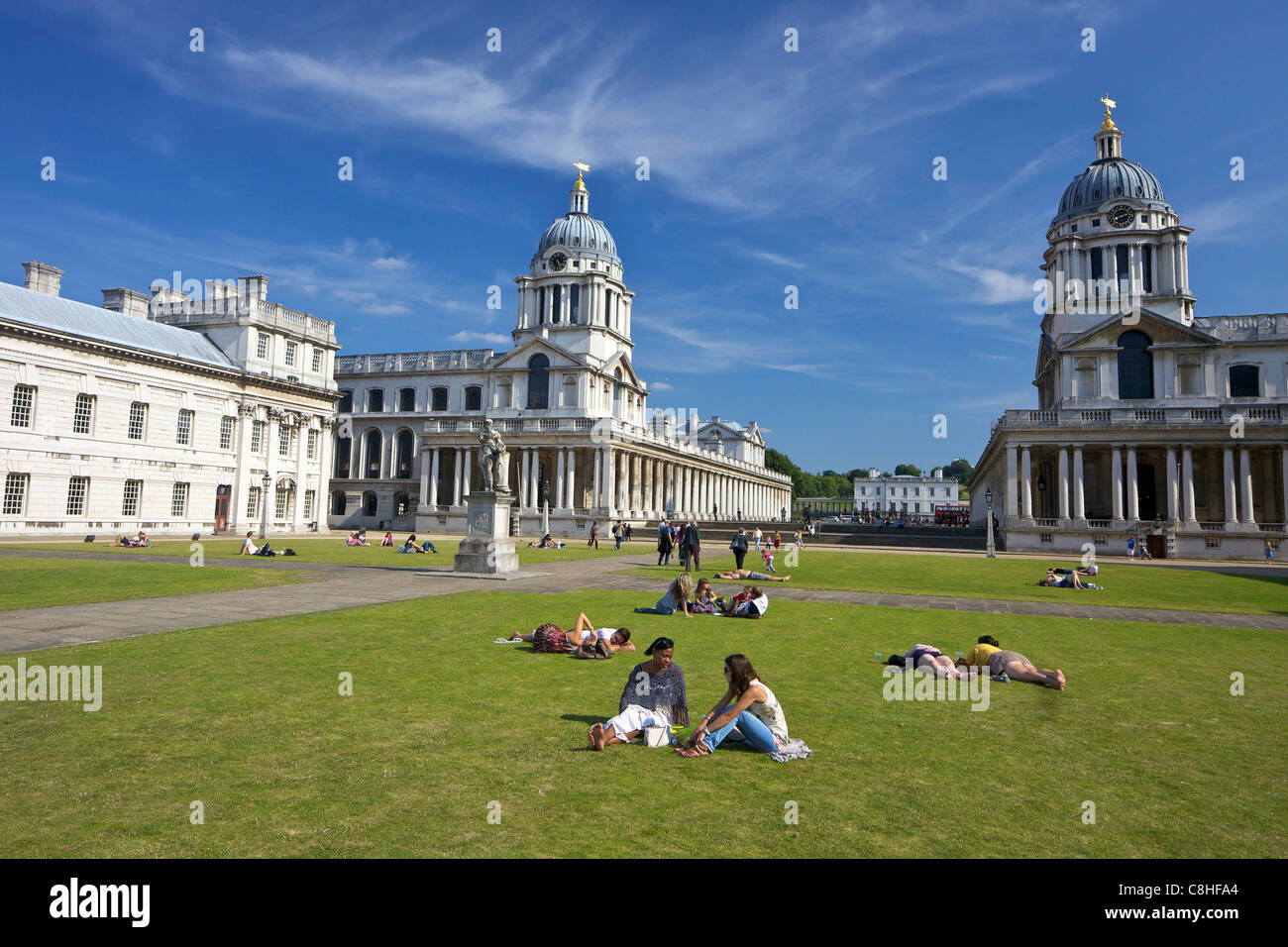 Los visitantes pueden disfrutar de sol de verano, el Old Royal Naval College, construida por Sir Christopher Wren, Greenwich, Londres, Inglaterra, Reino Unido, Estados K Foto de stock