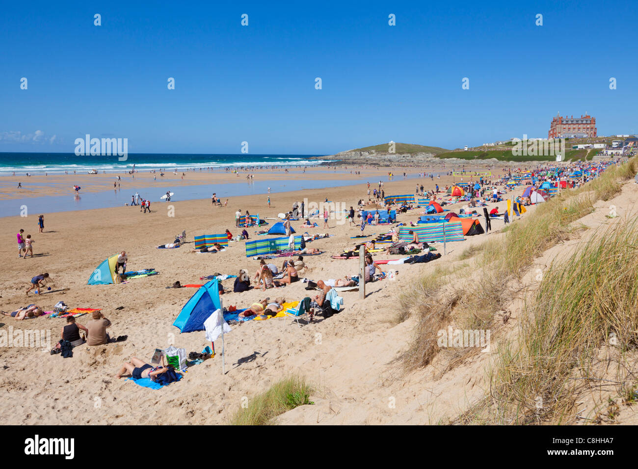 Las multitudes de turistas tomando el sol en la playa Fistral Newquay Cornwall Inglaterra GB Europa UE Foto de stock