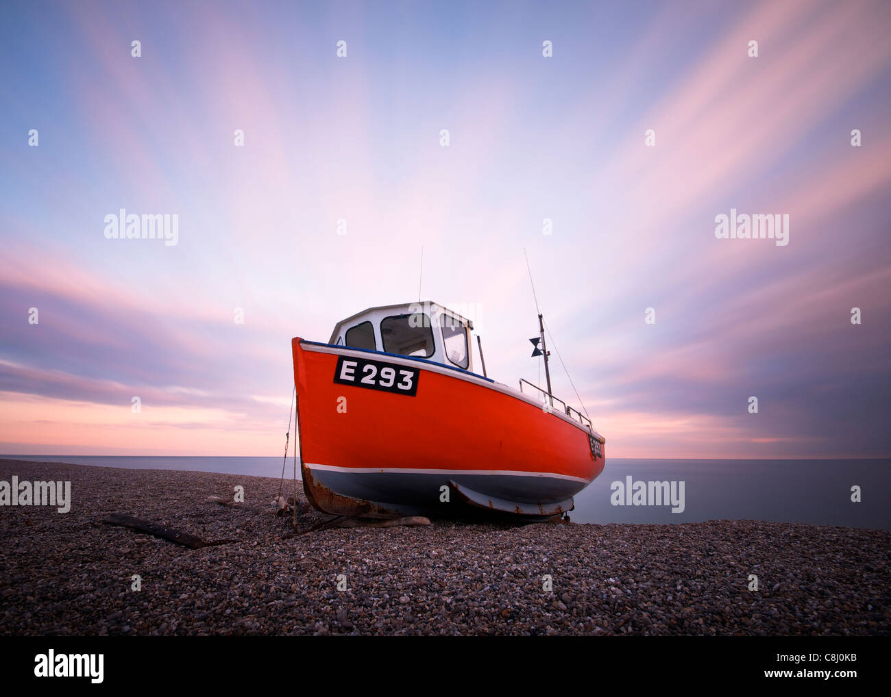 Un tiempo de exposición de un atardecer sobre un barco pesquero en Branscombe East Devon UK Foto de stock