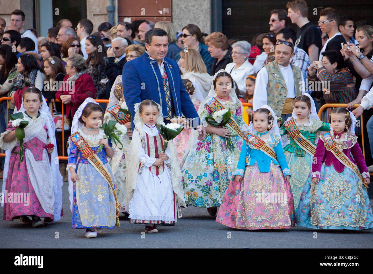 España, Europa, Valencia, pueblos tradicionales, disfraces, la Ofrenda de Flores, Desemparados, la Virgen, San José, fiestas, desfile Foto de stock