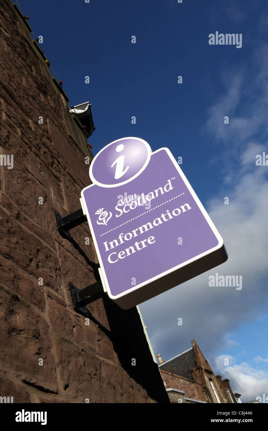 Centro de información Visit Scotland firmar en el lateral del edificio en el centro de la ciudad de Crieff. Foto de stock