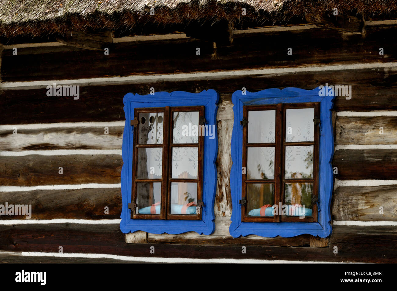 Ventanas de madera antiguas casas campesinas Fotografía de stock - Alamy
