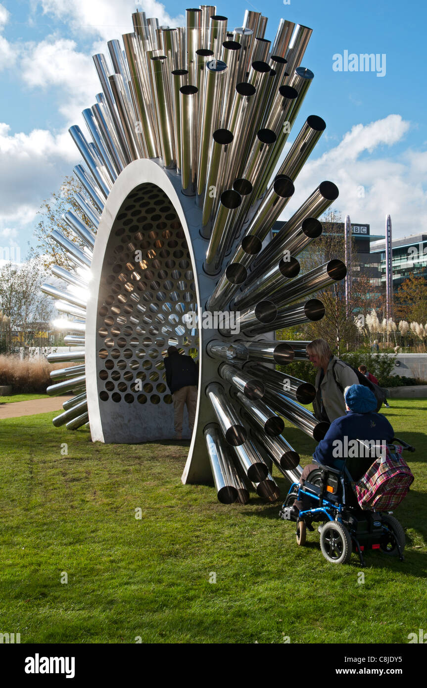 Mujer en una silla de ruedas mirando la escultura por Luke Jerram Aeolus en MediaCityUK, Salford, Manchester, Inglaterra, Reino Unido. Foto de stock