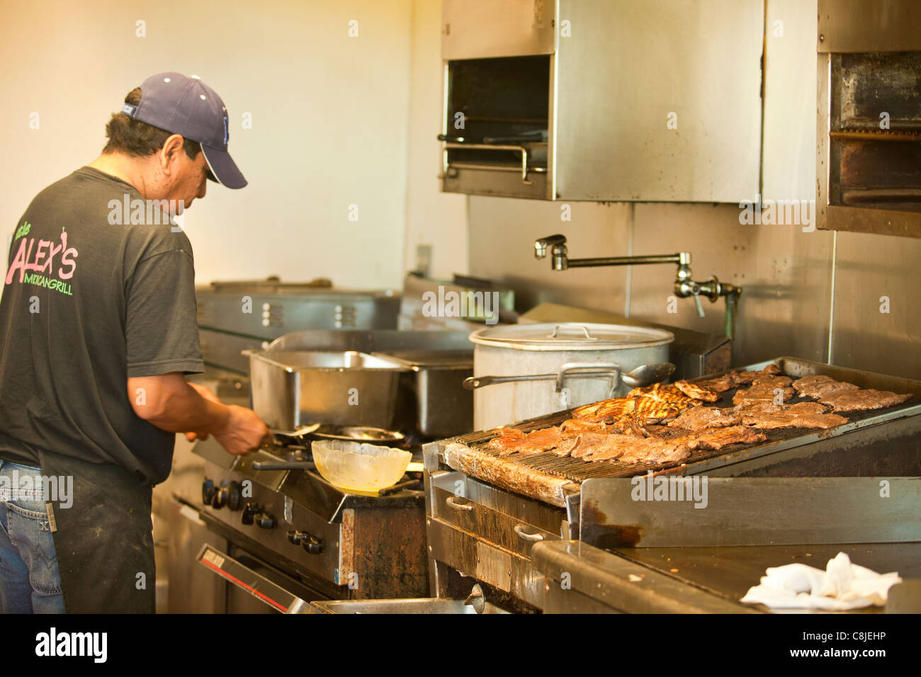 Cocineros trabajando en Little Alex's Mexican Grill, Montecito, California, Estados Unidos de América Foto de stock