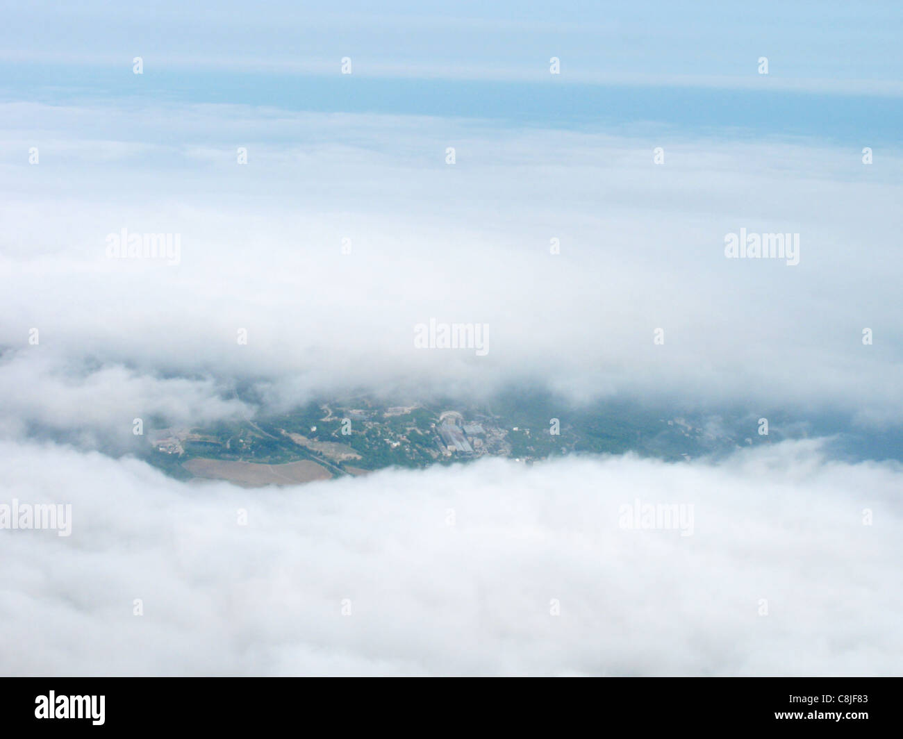 Por encima de las nubes: vista de pájaro de la montaña Foto de stock
