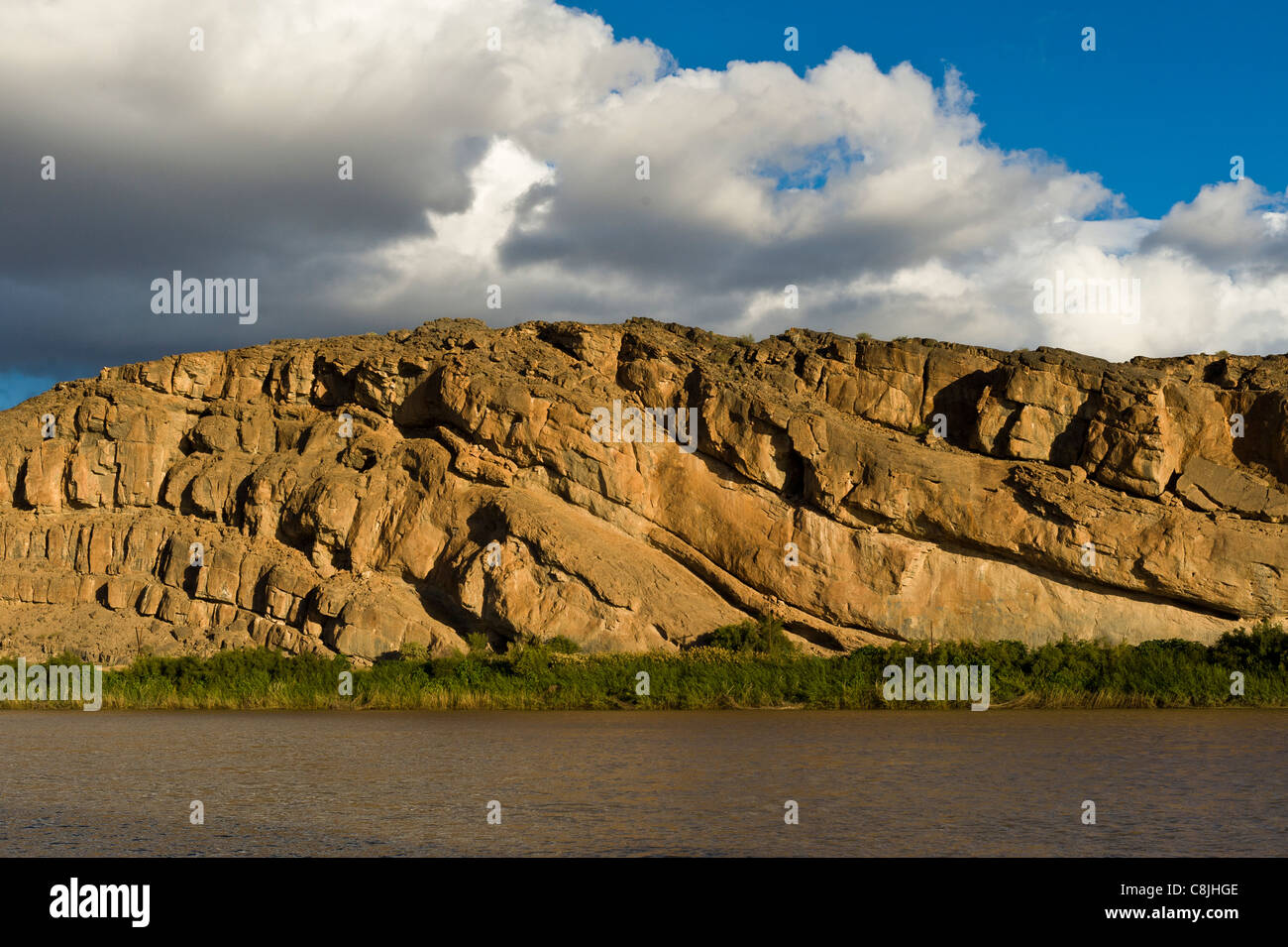 Pliegue geológico en una formación rocosa con capas en la frontera del río Oranje de Sudáfrica y Namibia Foto de stock