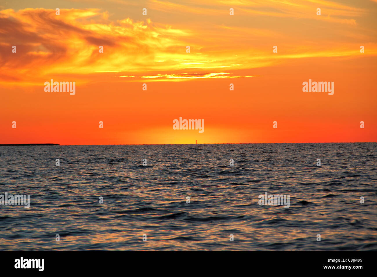 atardecer en el lago Foto de stock