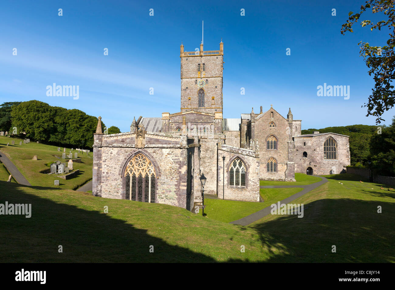 Catedral de St. Davids con la ruina del palacio del obispo, San David, Pembrokeshire (Gales, Reino Unido, Europa Foto de stock