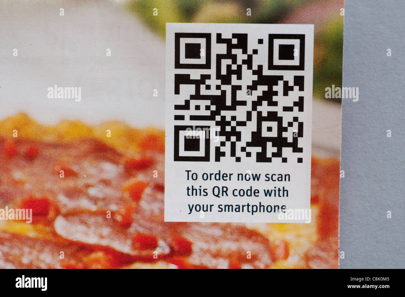 Código QR en un Domino�s Pizza prospecto Fotografía de stock Alamy