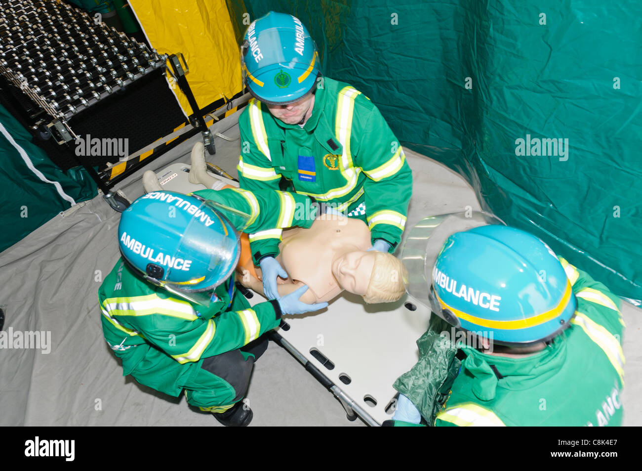 Paramédicos demostrar el procedimiento de descontaminación durante el lanzamiento del servicio de ambulancias de Irlanda del Norte (NIAS) Área peligrosa Response Team (Hart). Foto de stock