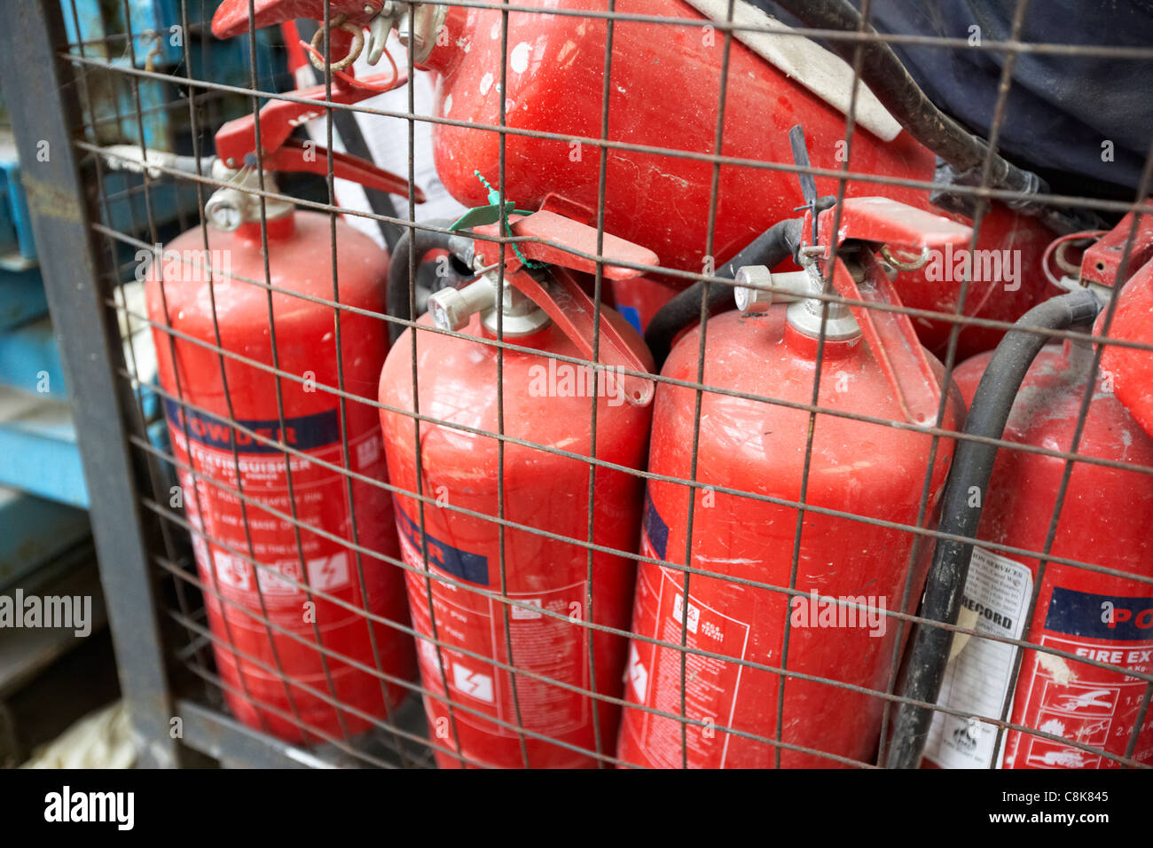 Montón de extintores de incendios en una antigua fábrica de la unidad de  Irlanda del Norte, Belfast, Reino Unido Fotografía de stock - Alamy