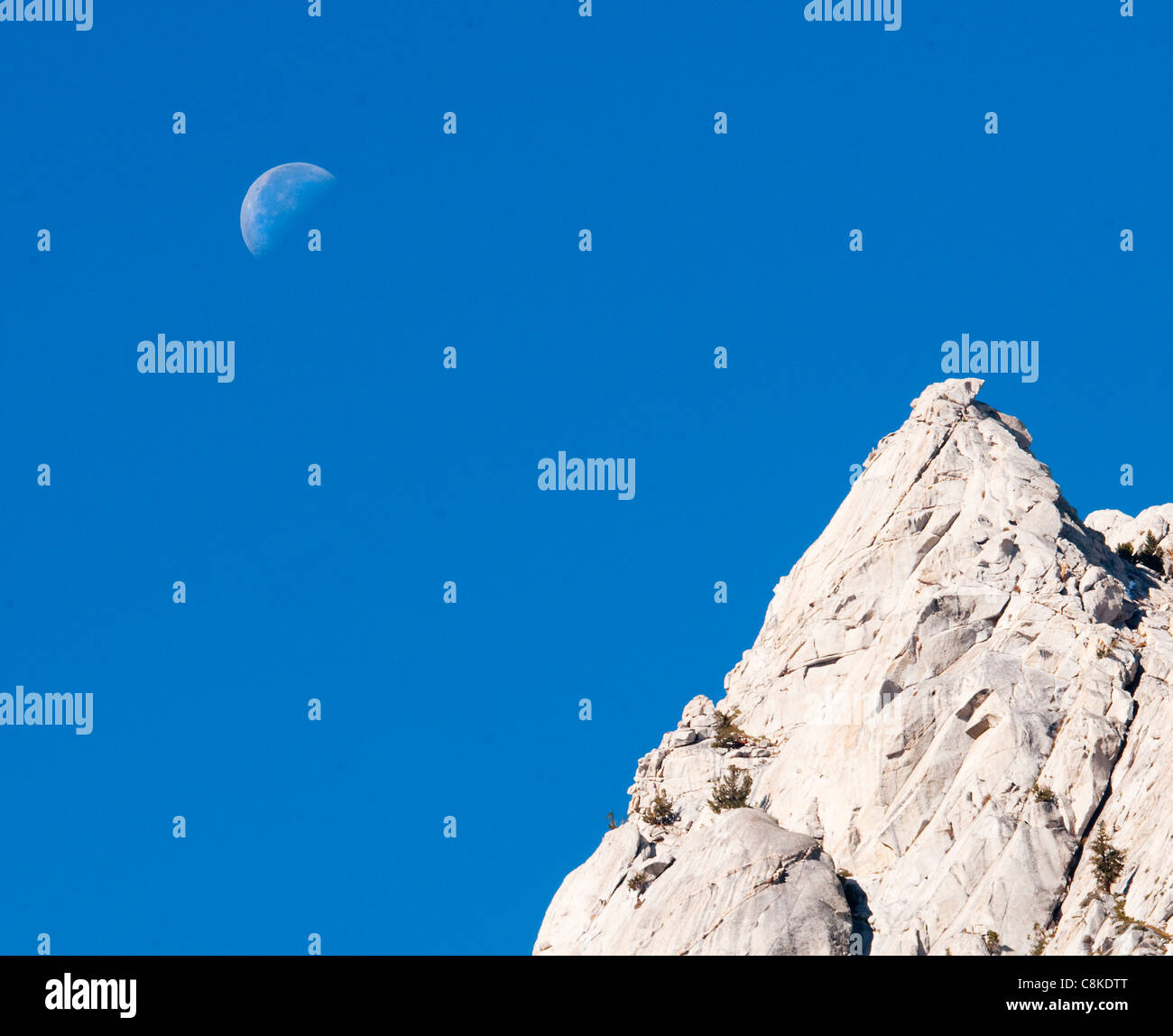 Día Moon over Mount Whitney Pico en cielos azules Foto de stock