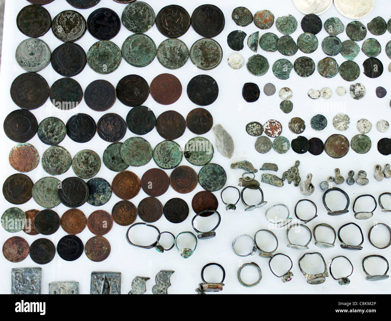 Arqueología: monedas antiguas y anillos Foto de stock