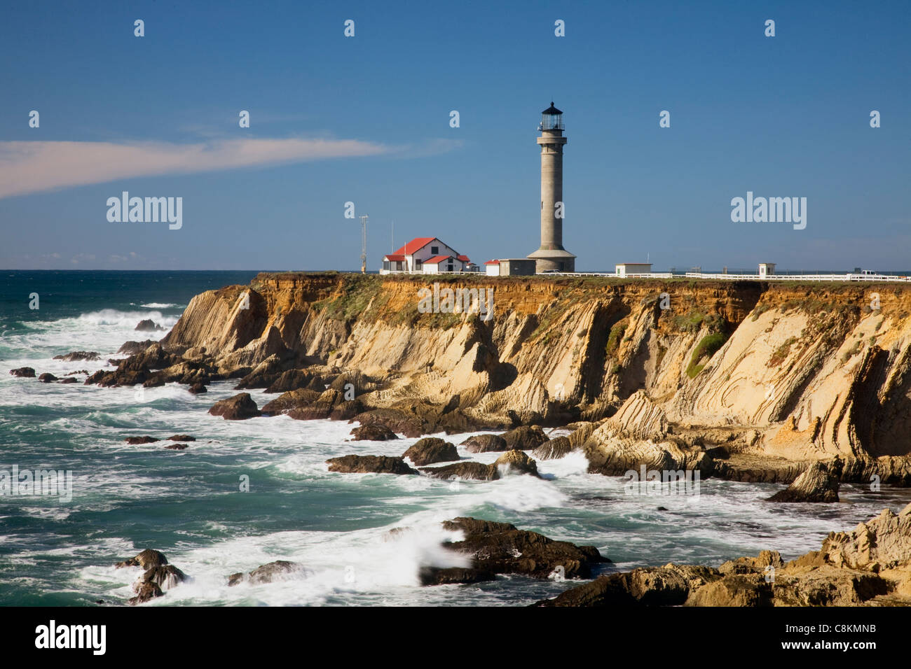 CA00973-00...CALIFORNIA - Point Arena Faro sobre un escarpado promontorio con vistas al Océano Pacífico. Foto de stock