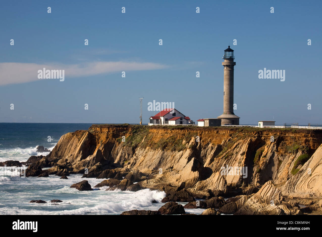 CA00974-00...CALIFORNIA - Point Arena Faro sobre un escarpado promontorio con vistas al Océano Pacífico. Foto de stock