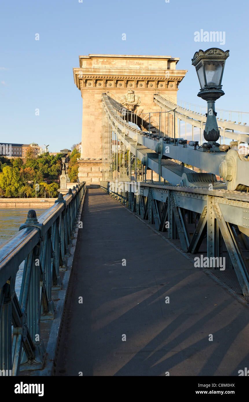 Puente de las cadenas sobre el río Danubio en Budapest Foto de stock