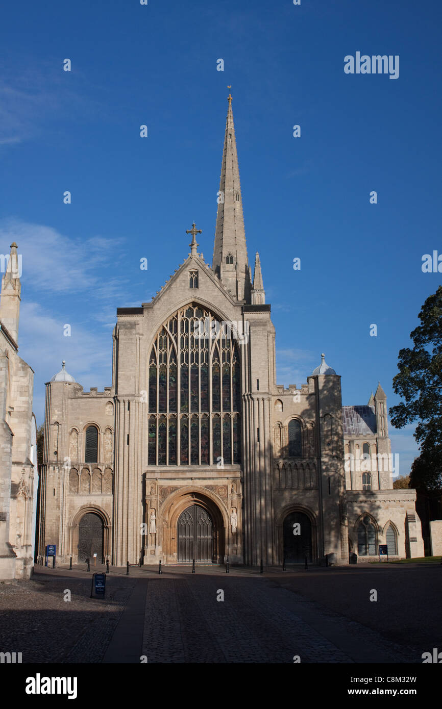 Catedral de Norwich, Norfolk, Inglaterra. La catedral tiene uno de los índices más altos de agujas, y el claustro monástico más grande, en Gran Bretaña. Foto de stock