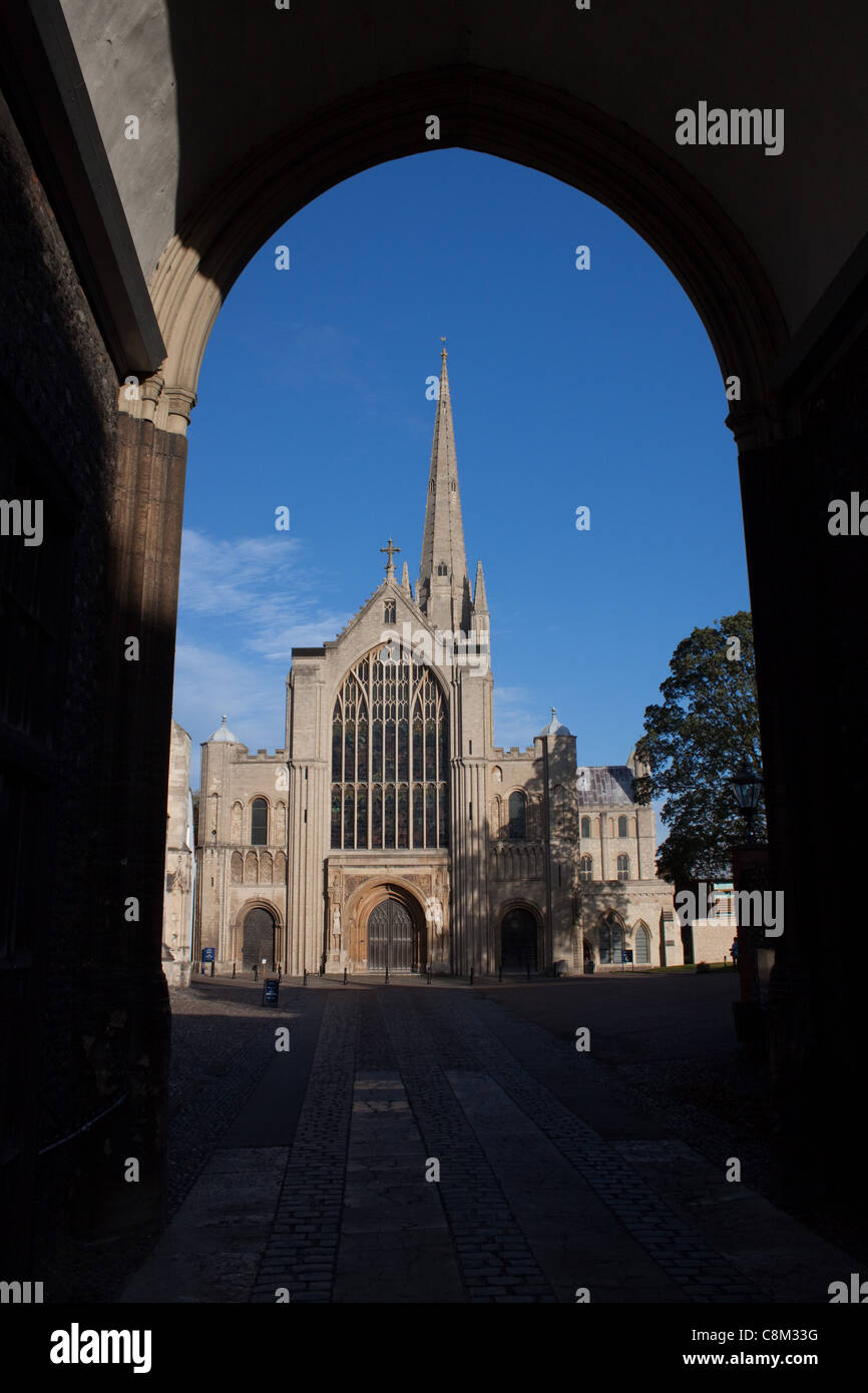 Catedral de Norwich, Norfolk, Inglaterra. La catedral tiene uno de los índices más altos de agujas, y el claustro monástico más grande, en Gran Bretaña. Foto de stock