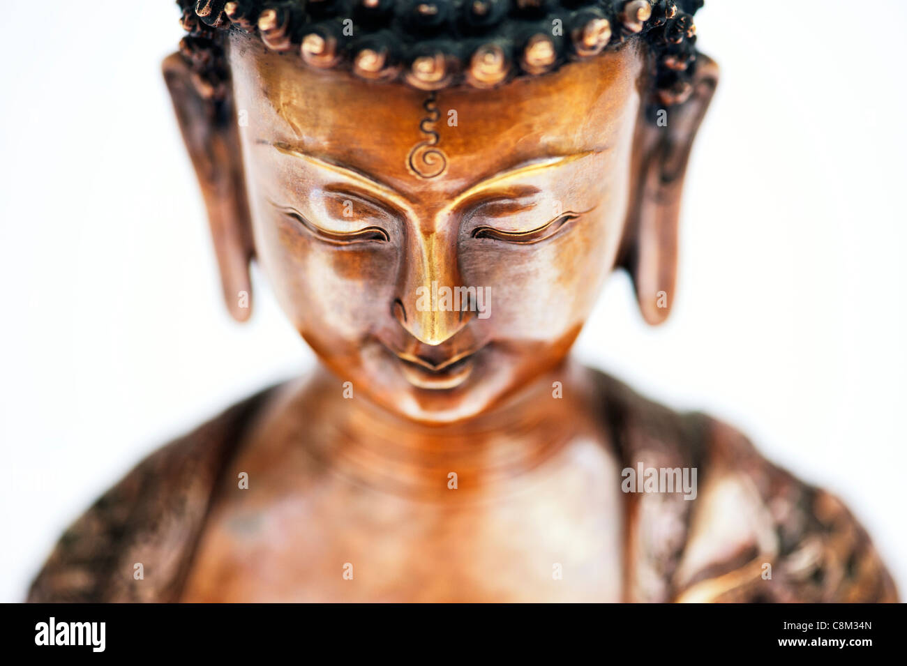 Estatua de Buda sobre fondo blanco. Foto de stock