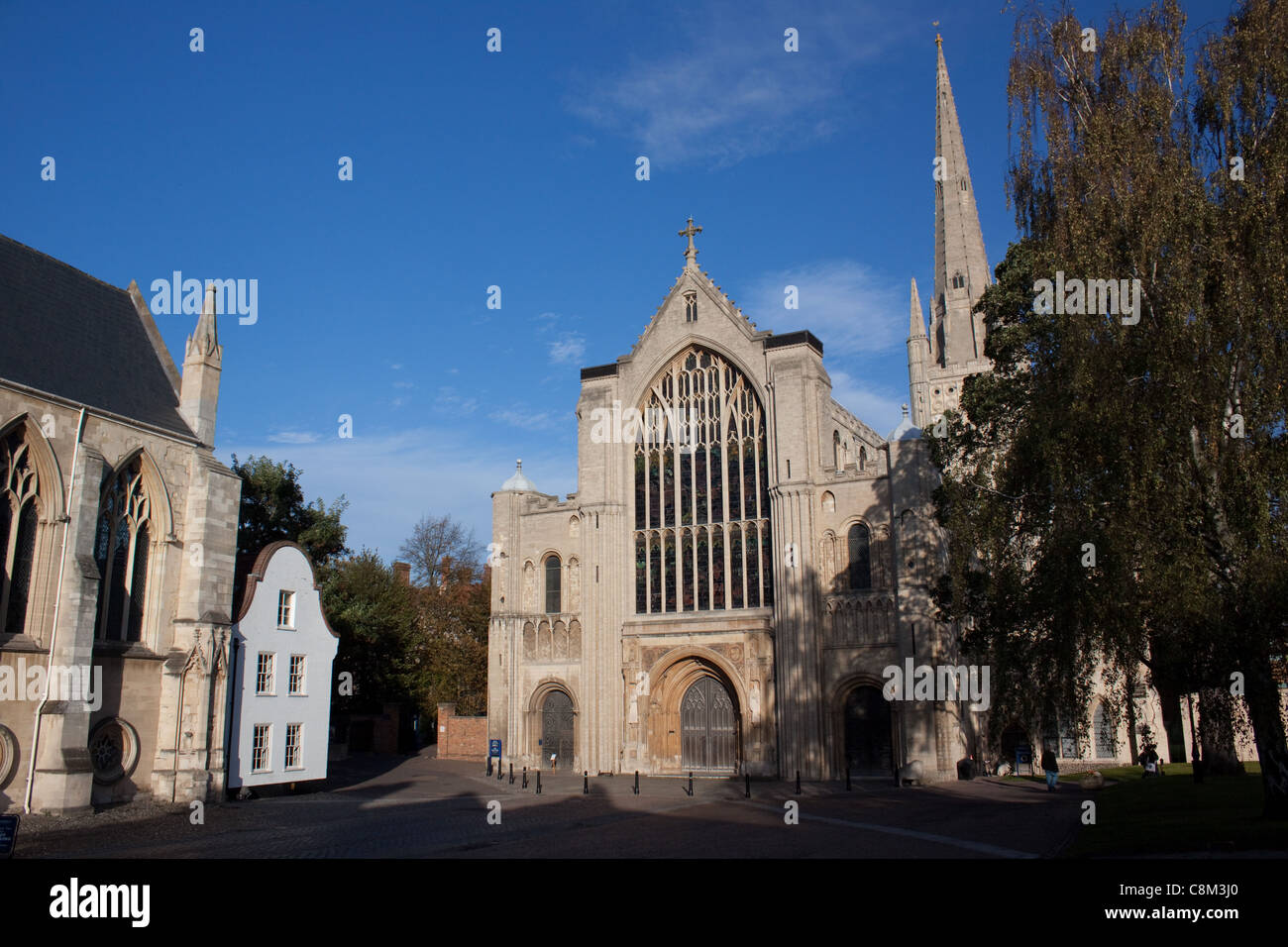 Catedral de Norwich, Norfolk, Inglaterra. La catedral tiene uno de los índices más altos de agujas, y el claustro monástico más grande, en Gran Bretaña. Foto de stock