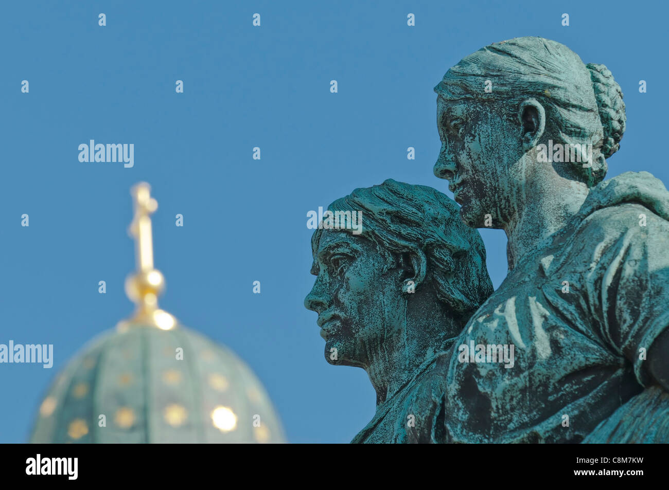 Estatuas de bronce y la cúpula de la catedral de Helsinki, en la Plaza del Senado. Helsinki, Finlandia. Foto de stock