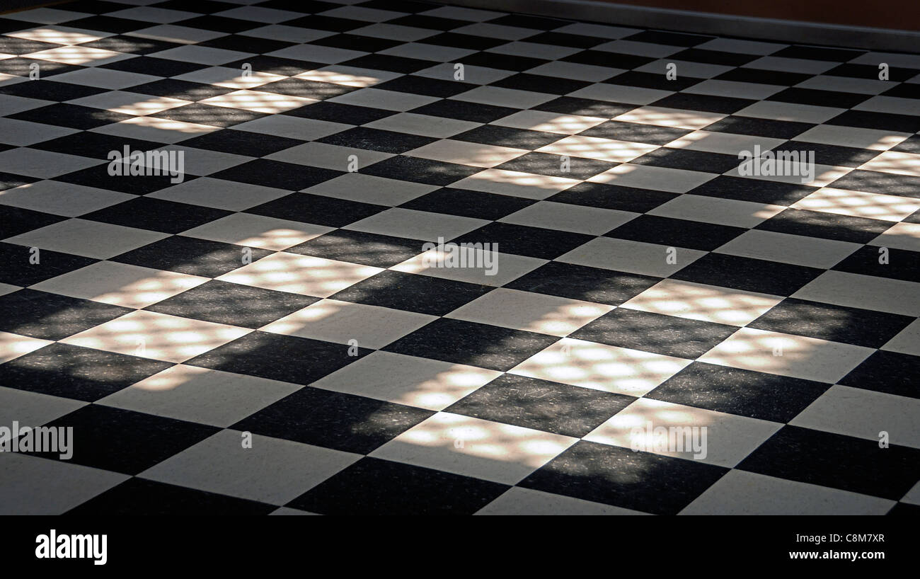 Piso de tablero de ajedrez fotografías e imágenes de alta resolución - Alamy